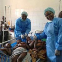 Projet « VILLES SANTE TOGO » A VOGAN : Mme la Ministre du Développement à la base aux chevets des patients opérés à Vogan par AIMES AFRIQUE