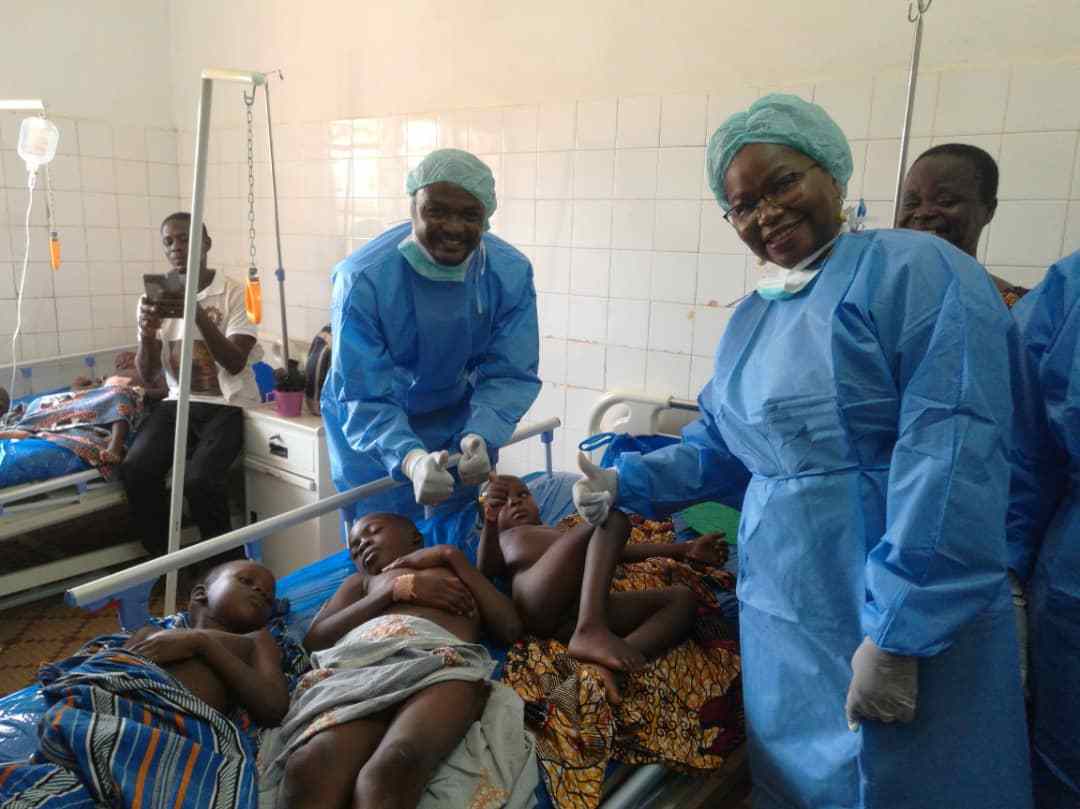 Projet « VILLES SANTE TOGO » A VOGAN : Mme la Ministre du Développement à la base aux chevets des patients opérés à Vogan par AIMES AFRIQUE
