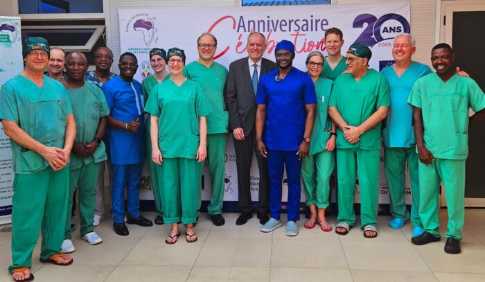 5ème mission de pose de prothèse totale de hanche à la CIK : L’équipe médicale et les patients reçoivent la visite de  l’ambassadeur d’Allemagne au Togo